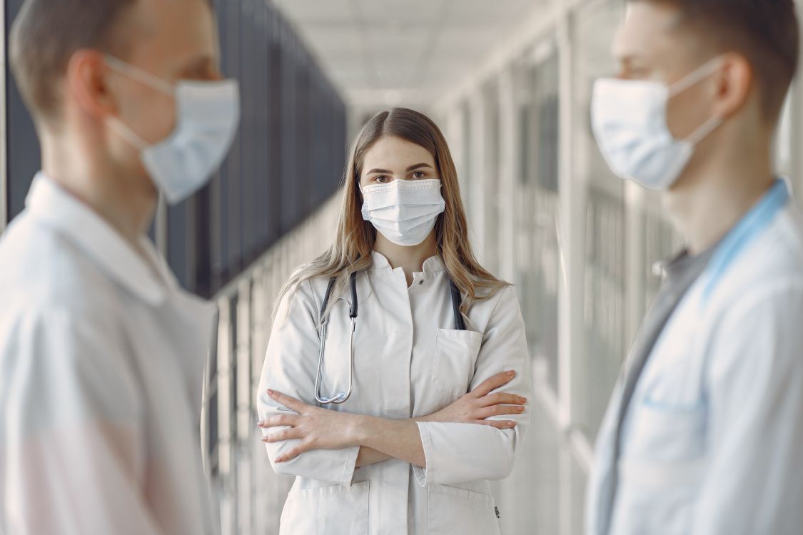 Ärztin im Gespräch mit einem Patienten